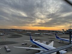 羽田空港には6：25頃到着。空港は空いています。
チェックインを済ませて荷物を預けたら展望デッキへ。
朝日が昇ってきます。