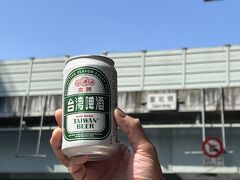 おばちゃんに「また来るね！」と言いながらサヨナラをし、お店を後にします。
台北は良く晴れてます。上着は要りません。コンビニでビールを購入ですｗ
後ろの臺北橋は「バイクの滝」で有名ですね