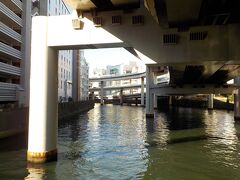 そのすぐ近くの鎧橋。
下を流れるのは、日本の道路のへそである日本橋下と同じ日本橋川で、下流側に２本目の橋です（間は江戸橋）。
