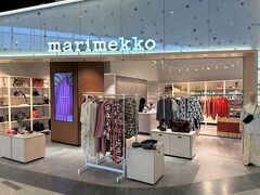 フィンランド・ヘルシンキ『Helsinki-Vantaa Airport』ターミナル2 2F
（シェンゲン協定加盟国エリア）

『ヘルシンキ・ヴァンター国際空港』の27番ゲート付近にある
1951年創業の北欧フィンランド発のブランド【marimekko
（マリメッコ）】の写真。