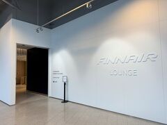 フィンランド・ヘルシンキ『Helsinki-Vantaa Airport』ターミナル2 2F
『Finnair Platinum Wing』＆『Finnair Business Lounge』

『ヘルシンキ・ヴァンター国際空港』の52番ゲート付近にある
航空会社ラウンジ『フィンエアープラチナウイング』＆
『フィンエアービジネスラウンジ』のエントランスの写真。

◆ 2019年7月22日にオープンした『フィンエアープラチナウイング』
のご案内

『フィンエアープレミアラウンジ』から『フィンエアープラチナ
ウイング』に変わりました。

Finnair Platinum Wingでは、155席をご用意しております。 
Finnair Platinum Wing で旅をスタイリッシュに始めましょう。
北欧の自然をモチーフにした Finnair Platinum Wing は、
フライト前にゆったりとした気分に浸れます 柔らかい自然な質感と
布地を使った室内品で整えられた空間で、リラックスした時間を
お過ごしください。
ダークブルーのリビングルーム、居心地の良いソファ、空港エプロン
の眺めは、最適なくつろぎの環境を提供します。
小さなテーブルにライトを備えた席は、仕事にもプライベートな
時間にもぴったりです。お食事やお飲み物を楽しむ際は、
高級バーなどの専用エリアをご利用いただけます。
サウナがお好きな方は、フィンランド式サウナをご利用ください。
高級オーガニックスキンケア用品のアメニティを備えた
プライベートシャワースイートもご利用いただけます。

＜営業時間＞
10:30～17:30

◆ 2020年2月28日にオープンした『フィンエアービジネスラウンジ』
のご案内

『フィンエアーラウンジ』から『フィンエアービジネスラウンジ』に
変わりました。

全面改装されたフィンエアーのビジネスラウンジには、450名様分の
席があり、皆さまにご満足いただける施設・サービスを提供しています。
クイックコーヒーエリアでのコーヒーや、バーで特製ドリンクを
お気軽にお楽しみいただけます。
居心地のよいソファとアームチェアを備えたリビングルームは、
おしゃべりや社交に最適です。また、スクリーン付きの座席や
プライベートの電話ブースでは、仕事上のプライバシーが確保されます。
ご家族でご旅行されるお客様には、ご家族だけで快適に
お過ごしいただけるファミリーゾーンをご利用いただけます。
オープンキッチンでは、シェフたちが腕を振るう姿もご覧いただけます。
シャワーもご利用いただけます。

＜営業時間＞
6:00～24:00

https://www.finavia.fi/en/airports/helsinki-airport/airport/services-facilities/finnair-lounge-0?navref=servicePromotion