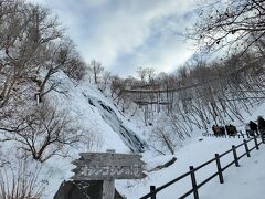 1つ目の停車場所はオシンコシンの滝。
せっかくなら看板を入れて写真を撮りたい。
この辺りは混雑。
