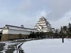 見えてきました～～
日本のお城100選にも選ばれている鶴ヶ城！
天守閣の迫力はすごいです！