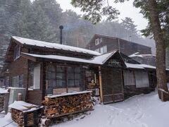 横殴りの雪の中、小屋に到着。
とは言っても思っていた程では無くて良かった。