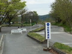 福生市と昭島市の境にも公園があり、南端の鉄橋を越えて昭島市に入りました。
今回は神社から9kmほど下流の拝島橋まで行き、ゴールとしました。
今後は、寒い時期とか暑い時期を避けて、不定期に走ってみようかと。
