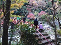 南紀白浜空港へ到着後、バスにてに奇絶峡へ。
滝見橋を渡ります。