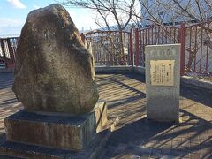 天文科学館を出てすぐ
こちらは柿本神社さんの敷地になります
ここにあったのが
松尾芭蕉さんの句碑
「蛸壺やはかなき夢を夏の月」
なんのこっちゃという句ですが
実は一の谷の合戦の平家一門の哀れを背景にしてあるそうです
さすがは芭蕉様