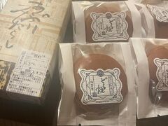 茶菓子は伊丹空港で買ってきましたー。
「浪芳庵」さんのどら焼きとみたらし団子です。
本当は大阪で浪芳庵の古民家カフェがあるみたいだったので、そちらに行きたかったんですが、時間がなく断念。でも空港に売っているということだったので
温泉で食べようと購入してきました笑。