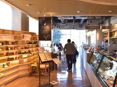 来店が15時過ぎで休憩時間でもあり店内の「汐風のカフェ」に入りました。「箱根百年水」で作られるコーヒーをいただきました。