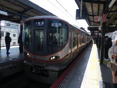 西九条でゆめ咲線に乗り換え。
西九条のホーム真ん中が、ゆめ咲線で大阪環状線の外回りと内回り方面から乗り換えの際は、楽に乗車できます。
大阪駅方面からの直通列車もあります。
ただゆめ咲線は、日中は15分間隔で本数が少ない…

車両は、大阪環状線と同じ323系。
ユニバーサル・スタジオ・ジャパンのスーパーマリオラッピングの車両もありますよ～

ユニバーサル・スタジオ・ジャパンがある最寄りのユニバーサルシティ駅まで乗車。
ゆめ咲線も14年ぶりです。
乗車したのが、13時前だというのにこの時間でもユニバーサル・スタジオ・ジャパンへ向かう方で列車内は混雑してました。
「JALプレミアムナイト」へ向かう方の影響かもしれません。