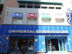 ユニバーサルシティウォーク大阪には、パーク外でもユニバーサル・スタジオ・ジャパンのグッズが。園外でも購入できるユニバーサル・シティウォーク大阪店があります。
東京ディズニーリゾートでいえば、ヴォン・ヴォヤージュのような店舗か!?
店舗面積は、ヴォン・ヴォヤージュのように広くはないかな。
入ってみましたが、マリオやスヌーピーなどのグッズがありましたが、これといって欲しいものはない…