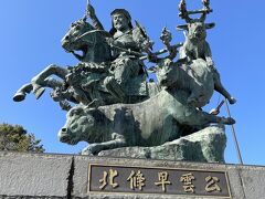 小田原駅の西口ロータリーにある北条早雲公像は高さ5.7m重さ7tの日本最大級の銅像です。北条早雲の「火牛（かぎゅう）の計」をモチーフにしています。