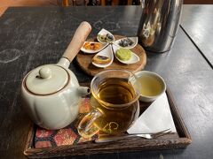 迪化街の南街得意にて
19種類の茶葉を、説明書きをみながら、ゆっくり匂いをみつつ飲むお茶を決められます。ほかのお店でお茶を買う予定だったので、ここでゆっくりと茶葉を比べられたのは良かった。
