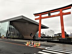 静岡県富士山世界遺産センター/富士山本宮浅間大社に到着しました。車は、前の富士宮市神田川観光駐車場に留めました。小降りです、富士山は見えません。