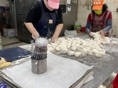 光復市場にある包子店

お昼前で列ができ始めていました。地元の人は数十個単位で買っています。私もたくさん購入して持ち帰りたいところですが、中身がたっぷりだし、ひとつでもかなりの重さです。一つNT＄30
列の先頭に日本語表記ありの大きなメニュー表があるので、指差しで注文。

