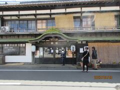 【旅館松の家（りょかんまつのいえ、又はりょかんまつのや）】
千葉県勝浦市勝浦30

勝浦市中心街の旧市役所通りに面して建つ和風旅館である。
木造2階建、桟瓦葺の入母屋造で、桁行は8間。正面中央にある玄関には唐破風が付されている。
創業は江戸時代末期で、明治期の観光案内にも松野屋として言及されている。
現在の建物は昭和初期に建てられたもので、2003年7月1日に国の登録有形文化財に登録されている。

「かつうらビッグひな祭り」の期間中、「松の家」玄関は開放され、江戸時代からの雛人形などが、展示されている。

写真は旅館「松の家」の正面