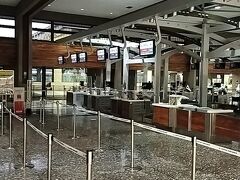 朝6時半のダニエルKイノウエ空港です。
早朝のせいなのかコロナのせいなのか、人はまばらでした