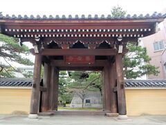 今日は、福岡市内を観光します。

櫛田神社に行く途中にあった賜天寺