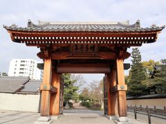 とても大きなお寺のようで、お寺を分断している道に千年門という立派な門がありました。