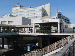 藤沢（ふじさわ）駅



該駅は、明治２０年（１８８７年）７月１１日附開業である。
関東大震災では初代駅本屋が倒壊被害が発生。
現駅本屋は昭和５５年（１９８０年）改築の第３代である