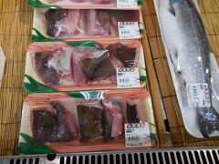 　「おお、カスベがうまそうだ。」
　枝幸産のカスベ（エイ）を買い、煮付けて食べます。黒っぽい部分はカスベの皮です。宗谷地方では、カスベの皮をはがさないで煮て食べる方が多いそうです。