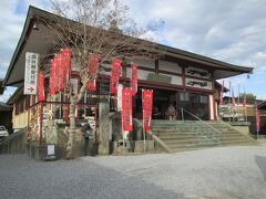 長谷観音本堂　真言宗豊山派の一寺、創建は1493年、初代古河公方足利成氏が鎌倉長谷寺から観世音菩薩像を勧請したのが始まりと言われています。1868年に廃寺となるが、1914年再興。ご本尊は十一面観世音菩薩立像です。長谷観音という名は通称です。日本三大長谷観音様（鎌倉、大和、古河）の一つです。山門を通ると右正面に本堂があります。その他石造長谷観世音像があります