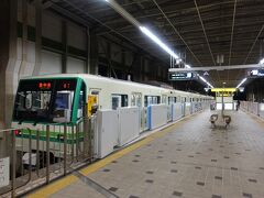 　わずか２駅で、南北線の南の終点・富沢駅に到着。
　仙台市地下鉄の駅はワンマン運転に対応しやすいように、島式・直線のホームに統一されています。ホームは６両対応だけど、開業当時から４両編成のまま。６両化の日は来るのかしら。
