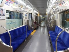 　2000系電車の内装はシックな色合い。ドアの丸窓は、1000系ゆずりです。
　仙台駅を発車した時点でも空席があり、都心の電車とは思えないほど。ゆとりある通勤は、利用者としては望ましい姿ではあります。
