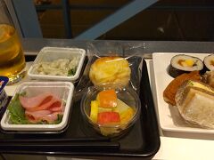 関空はまだまだ淋しい。工事しておりラウンジはあちこち閉鎖中。PPで食べられるのは、国内線制限区域内に移動したぼてじゅうだけ。皆海外のラウンジを利用するために持っているのにね。
国際線は現在KIXラウンジ利用になっていました。晩ご飯代わりに少し食べます。少しか？？