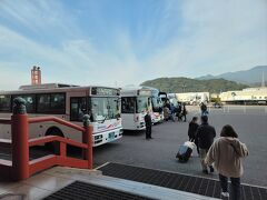 下船したら送迎バスで小倉に向かう。