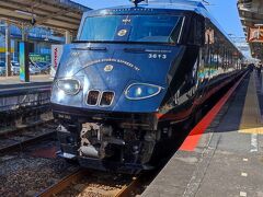 いくつか駅に停車します。降車できる最初の駅は玉名です。ホーム上にはお土産屋が開店していました。