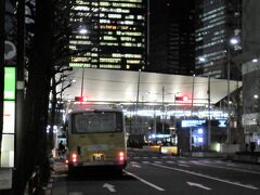 八重洲通り（東京都中央区）
バス停「八重洲地下街」で下車しました。
八重洲通りの突き当りは、東京駅八重洲口グランルーフです。