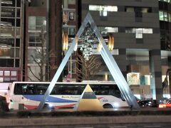 平和の鐘（東京都中央区日本橋）

バス停のすぐ前に、八重洲通りの中央分離帯内に建っています。
夜ライトアップされているのを初めて見ました。浮かび上がって、昼間よりも結構目立ちますね。
