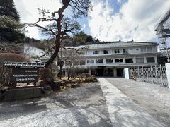 東武日光駅からバスに乗り、新橋で降り、坂道の登り、日光、金谷ホテルに着きました。