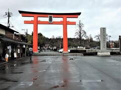 富士山本宮浅間大社
　全国に祀られた１,３００余の浅間神社の総本宮と称されています。