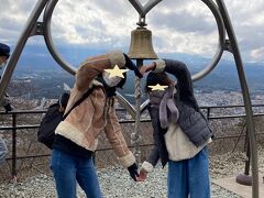 カチカチ山の山頂にはハート型の可愛い「天上の鐘」があります。
富士山を眺めながら鳴らせば恋愛成就のご利益があると言われている
パワースポットです。
また家族で鳴らすと「無病息災」のご利益もあるとか言われています。
2人が鳴らした鐘の音は「恋愛成就」なのでしょうか？
それとも「無病息災」なのでしょうか？
それは二人だけの秘密かもしれません。
（富士山は雲に隠れているけど「ご利益」がありますように！）
