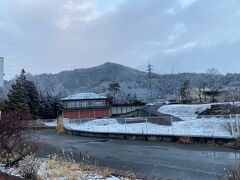 河口湖畔は夕方が近づくにつれて
細やかな雪が降ってきました。細雪です。
車窓から見える景色もうっすらと雪化粧を始めました。
足は晴れると白粉で更に美しくなった富士山を見る
ことができそうです。