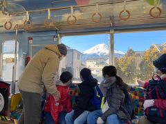 富士急行線のトーマス号に乗って下吉田に向かいます。
車窓からも美しい富士山が私たちを見守ってくれます。
孫たちもこんな近くで富士山を見たのは初めて見たので
感激しているようでした。