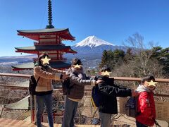 今度は仲良く整列しましょう！
彼らの前に外国人観光客がしていた
ポーズの真似をしたと言っていました。
良い場所は順番待ちになります。
この右手が降りる階段になっています。