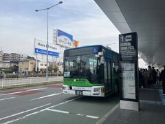 太宰府へはバスで行こうと調べました。
福岡空港からは国際線ターミナルのバス停発
そのため、国内線～国際線の連絡バスで移動します。

これがかなりの混雑。
大きなスーツケースの方も多いし大変でした。