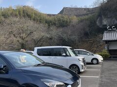 1時間くらいで岡城の駐車場に到着。
手前の車が今回借りたMAZDA2。
上に石垣が見えます。
入城料金300円