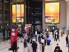 時刻は6:15。平日にもかかわらず伊丹空港は搭乗手続きをする人でいっぱいです。