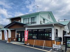 ふもとの和束カフェでお茶とお菓子を調達し、天空カフェの鍵を受け取って、また坂を登る。