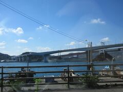 渡り終わってカーブしたところから小鳴門橋が見えました。海峡にかかる美しい橋だと思いました。