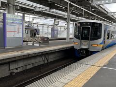 泉佐野駅で、南海特急サザン9号に乗り換えです。
後ろのほうが、自由席の普通車両です。