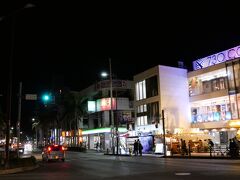 市街地へ行きます。
石垣市の中心、７３０交差点。
１９７８年７月３０日午前６時、沖縄ではそれまでアメリカ式の右側通行が日本式の左側通行に一斉に切り替えられました。
その記念碑のある交差点です。
石垣島では一番繁華街です。