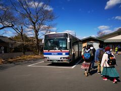 袋田駅に到着。
バスが待ち構えていて、列車到着後すぐ出発。トイレ行っていたら乗り遅れます。。