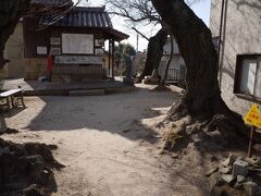 丘の上に神社が。
疱瘡神社と言います。
境内には、神社の由来(天女姫伝説)が長編漫画で展示されていました。
内容を掻い摘むと、