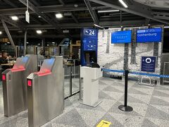 フィンランド・ヘルシンキ『Helsinki-Vantaa Airport』ターミナル2
（シェンゲン協定加盟国エリア）

『ヘルシンキ・ヴァンター国際空港』の24番ゲートの写真。

本日搭乗するフィンエアーのAY861便（エンブラエル190）ですが、
機体がボーディングブリッジで隠れてしまって垂直尾翼しか見えず、
機体全体を写真に収められませんね・・・。