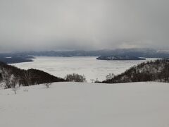 屈斜路湖は凍っています。